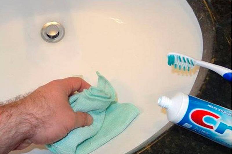 vệ sinh bồn rửa tay