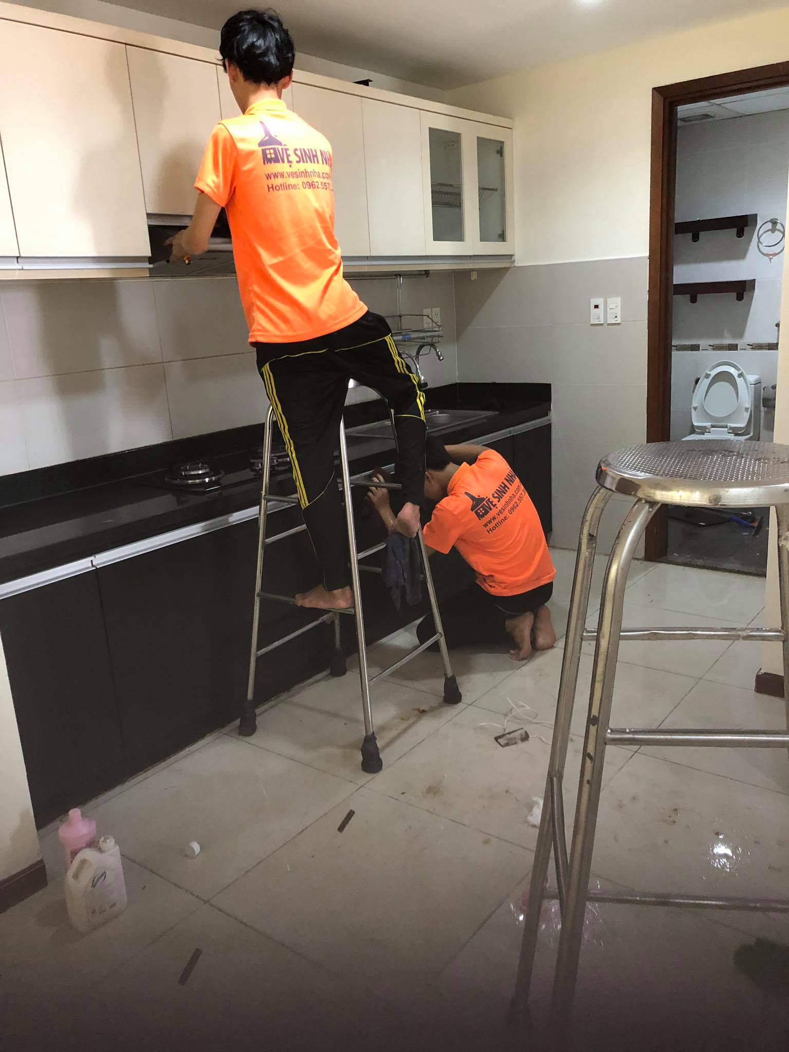 Nhân viên Vesinhnha.com.vn đang làm vệ sinh công nghiệp